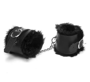 Algema Em Couro Com Fino Acabamento Em Pelúcia Preta