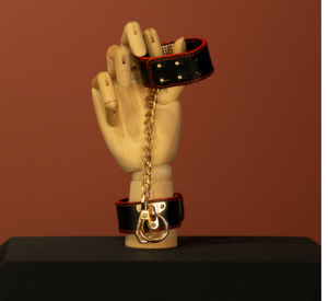 Algema em Couro com Fivelas e Corrente Luxo